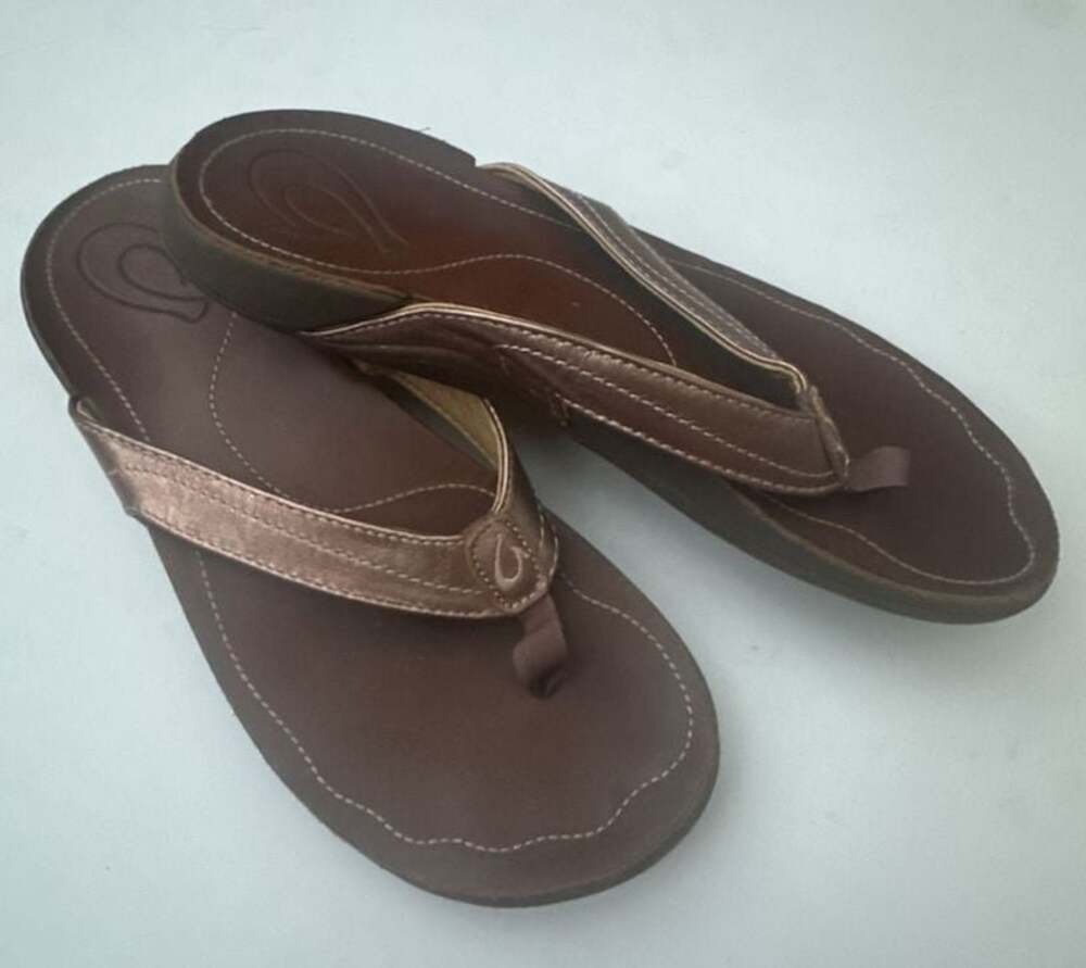 OluKai U'I Women's Leather Flip Flop Sandals in Bronze/Dark Java